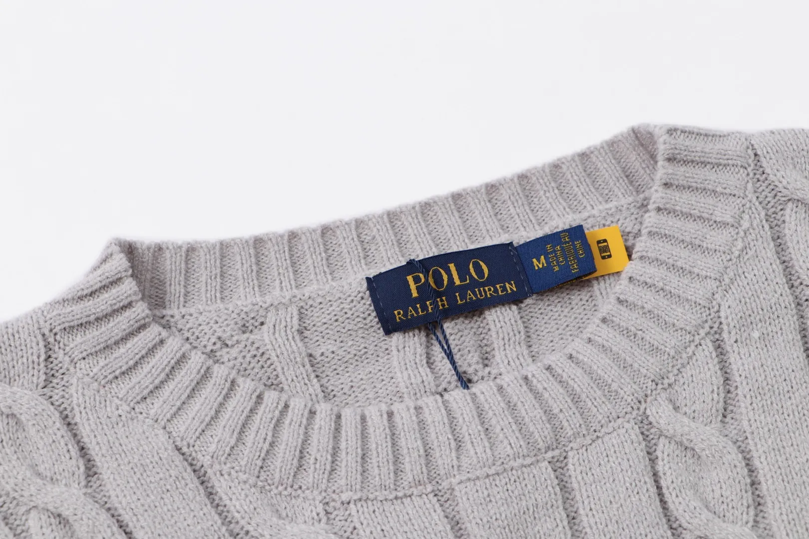 P210 [Ralph Lauren round neck solid color pony embroidery logo twist knitted sweater] ✅Ralph Lauren classic basic versatile knitted pullover crew neck sweater for men and women ✅Main supplier platform live broadcast Wholesale entity Replenish when out of stock will not be removed from the shelves ✅ZP quality 1:1 pattern making Scan the code to enter the GF website Counter quality ✅Detailed quality is the only one in Guangzhou Imported quality cotton yarn Focus on high-end cost-effective Good quality Needless to say ✅The version is restored to the original version. The maximum size can be worn up to 1105 pounds. Loose, comfortable and stress-free. ✅The upper body is simple and easy to match. A must-have for ootd. Good-looking clothes are never picky. A must-have in couples’ wardrobes. Size: S-XL. Color: black, white, gray, royal blue, pink, sky blue, khaki.